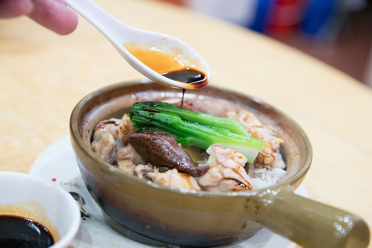 獲得米其林推薦的坤記煲仔飯,全靠老闆一人數十年累積下來的經驗,不僅特別打造專屬煲鍋,更以特殊火山石取代炭火,才能煲出完美的煲仔飯。圖片提供:香港旅遊發展局