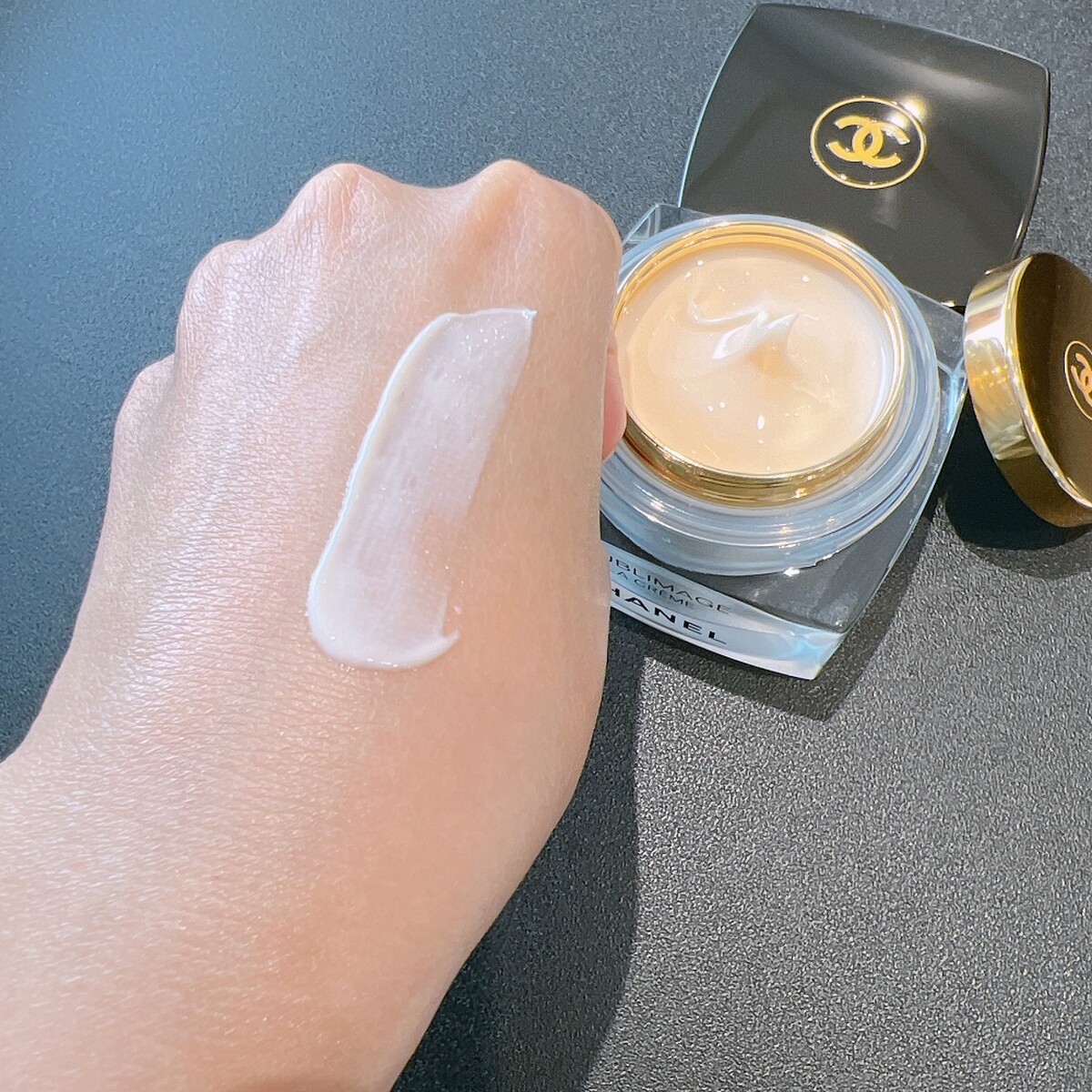 香奈兒奢華金燦賦活乳霜質地示意。