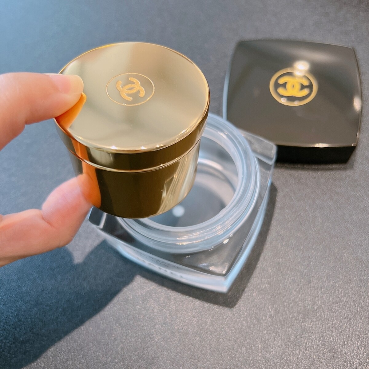 香奈兒奢華金燦賦活乳霜補充瓶。