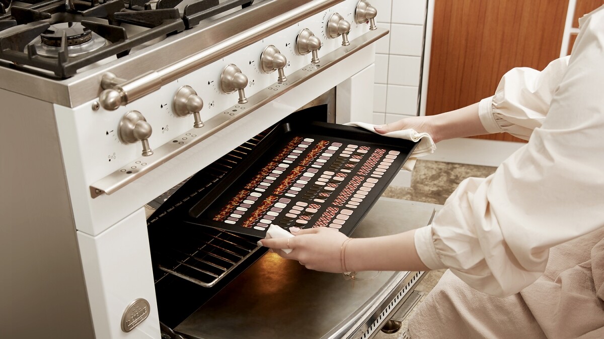 EDGEU凝膠美甲貼以半固化技術，將美甲凝膠烤至60%的半固化程度。