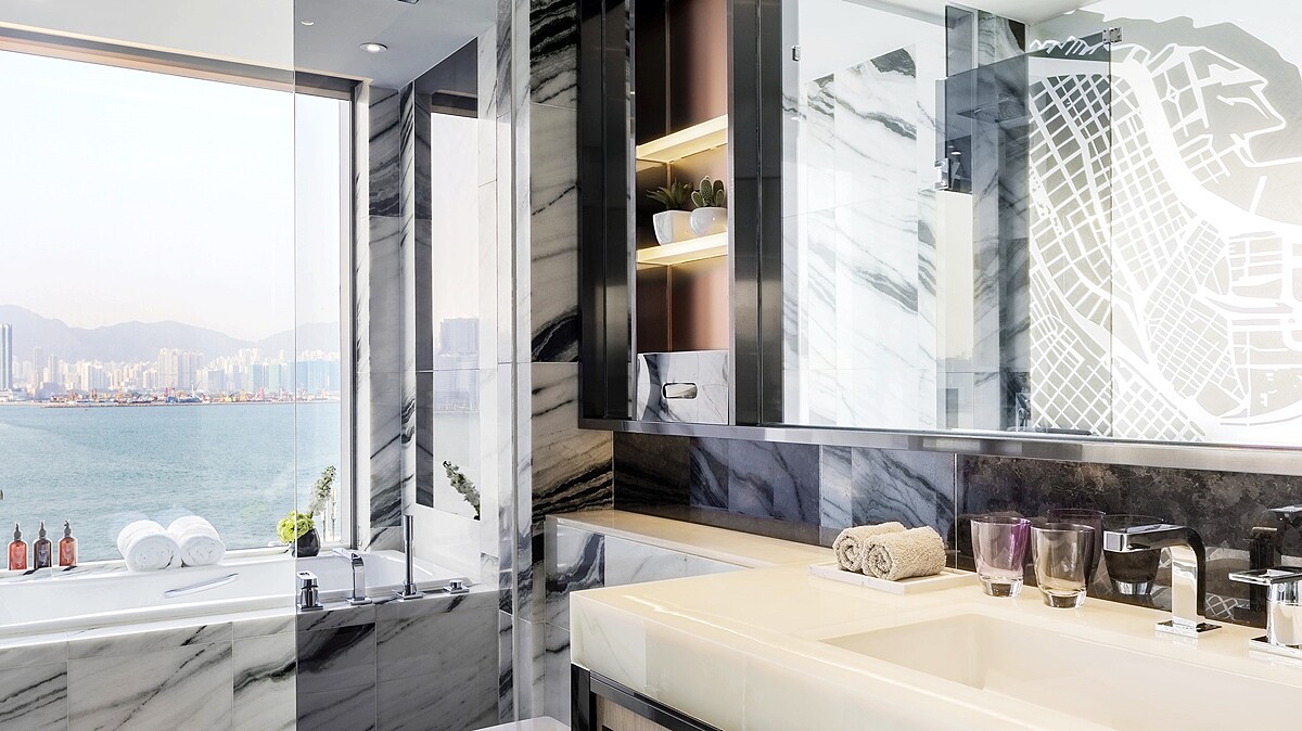 連洗澡泡湯都能俯瞰港景