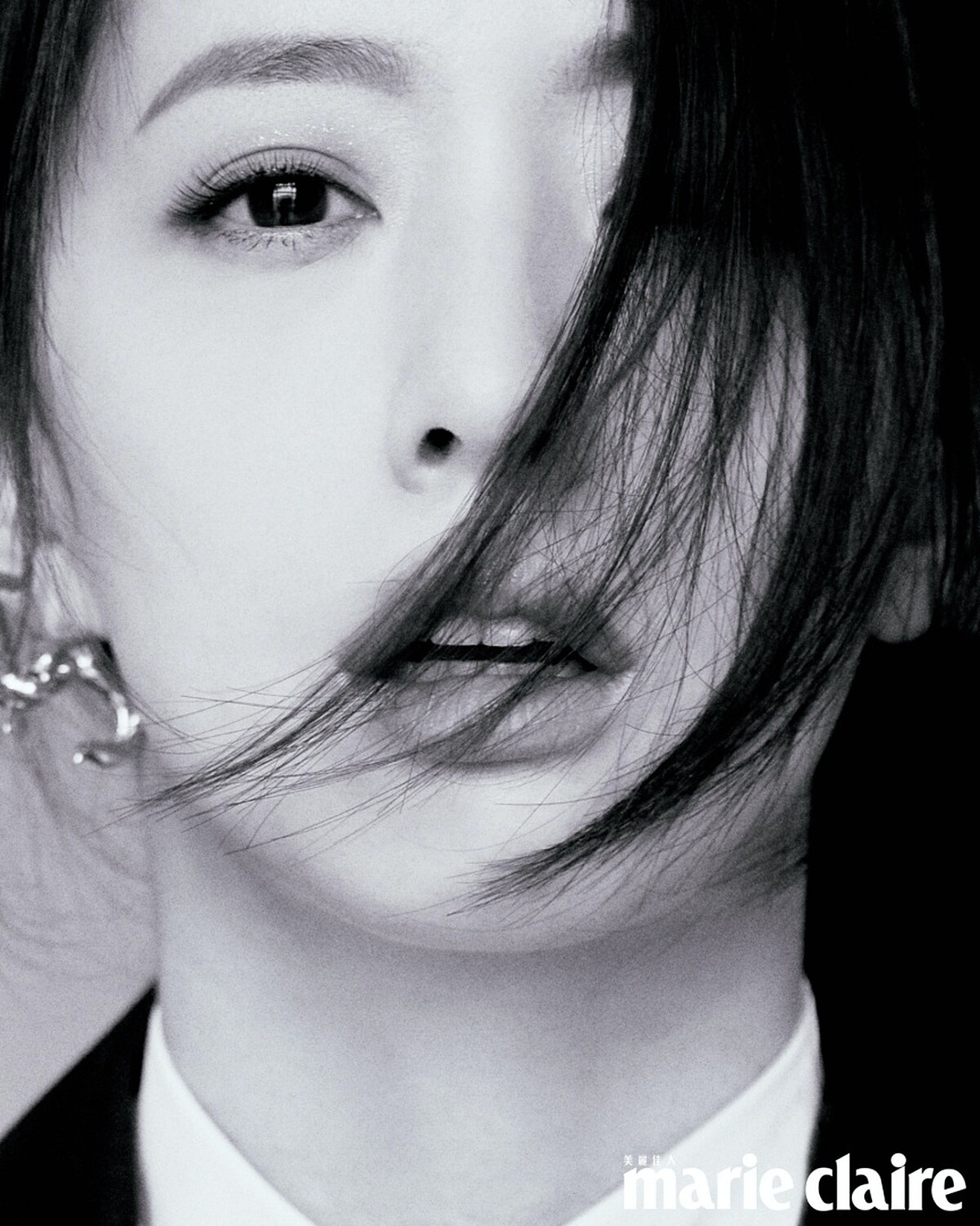 黑色羊毛大衣、白色襯衫，both by Prada；造型耳環、造型項鍊，both by Vann。