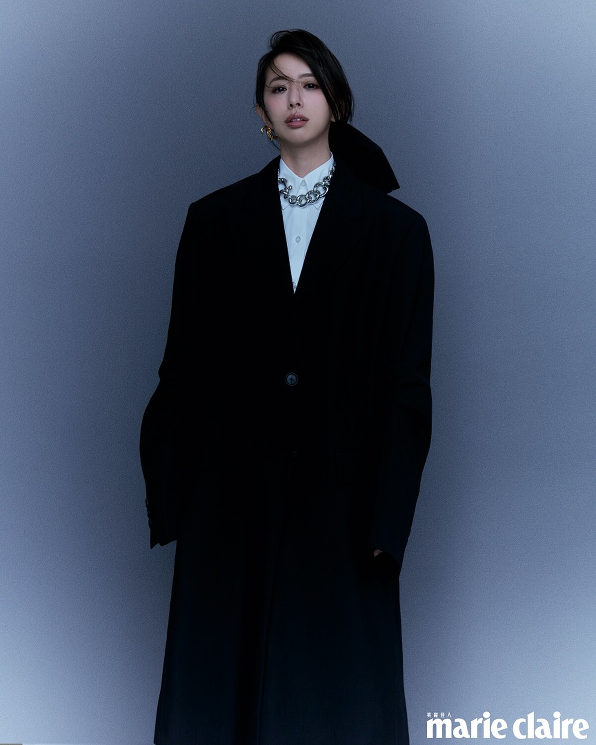 黑色羊毛大衣、白色襯衫，both by Prada；造型耳環、造型項鍊，both by Vann。