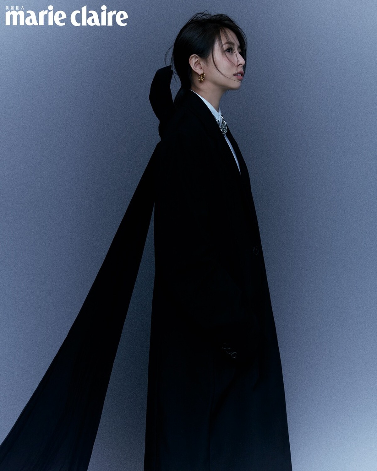 黑色羊毛大衣、白色襯衫，both by Prada；造型耳環、造型項鍊，both by Vann。