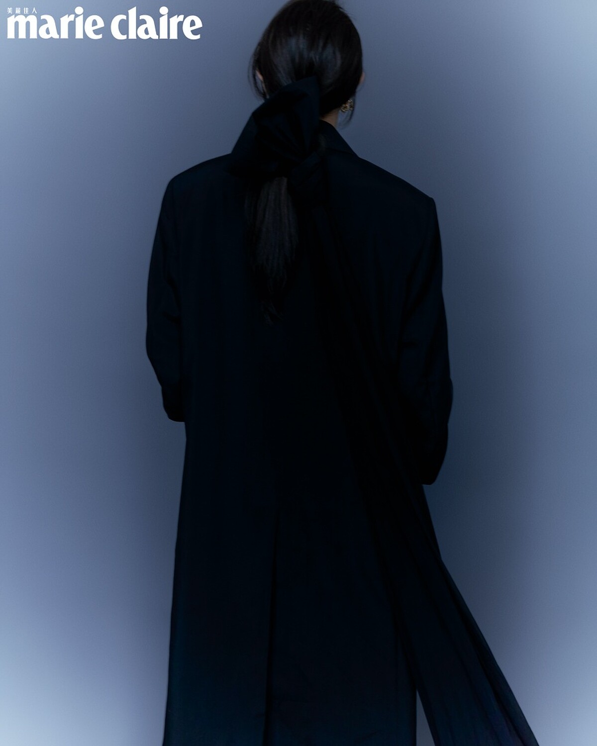 黑色羊毛大衣、白色襯衫，both by Prada；造型耳環、造型項鍊，both by Vann。