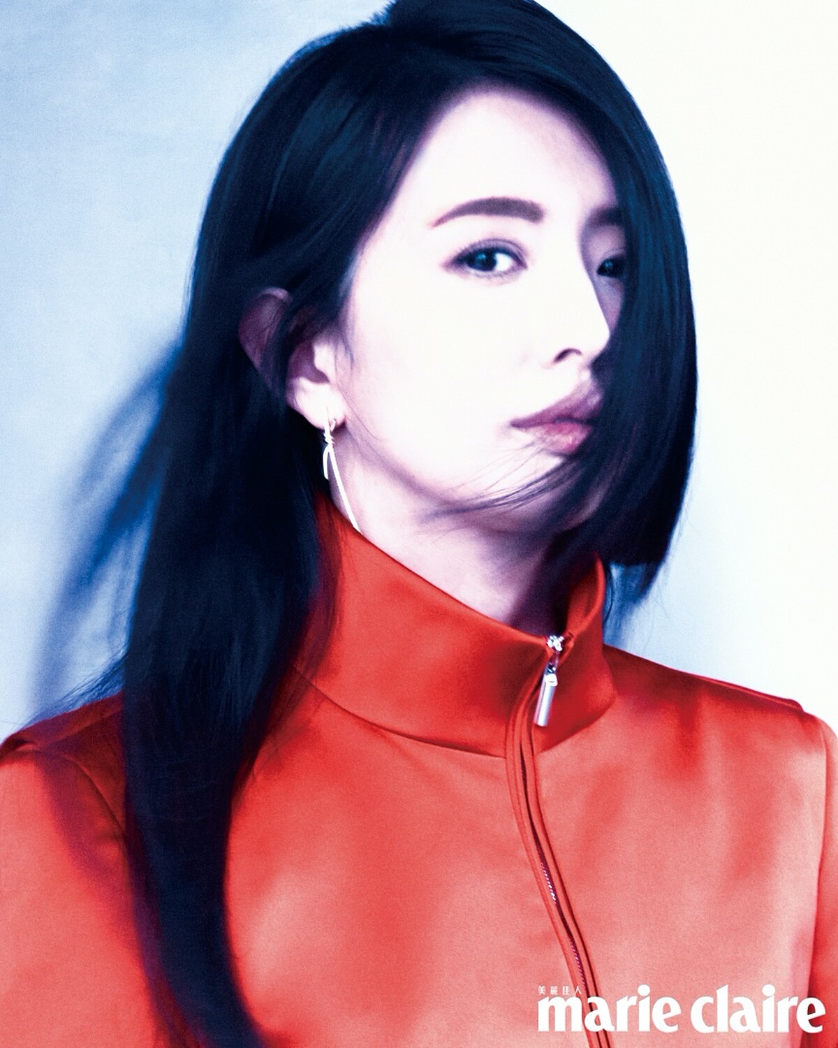 紅色立領外套、FERRAGAMO；18K金長版鑲鑽耳環，Tiffany & Co.。