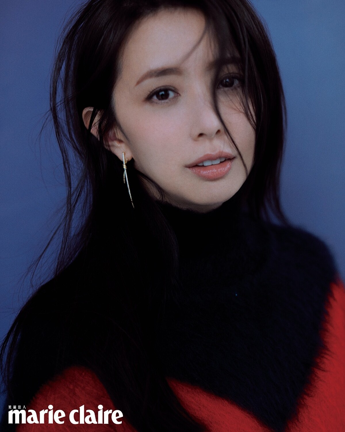 寬鬆針織毛衣、米色裙裝，Bottega Veneta；18K金長版鑲鑽耳環，Tiffany & Co.。