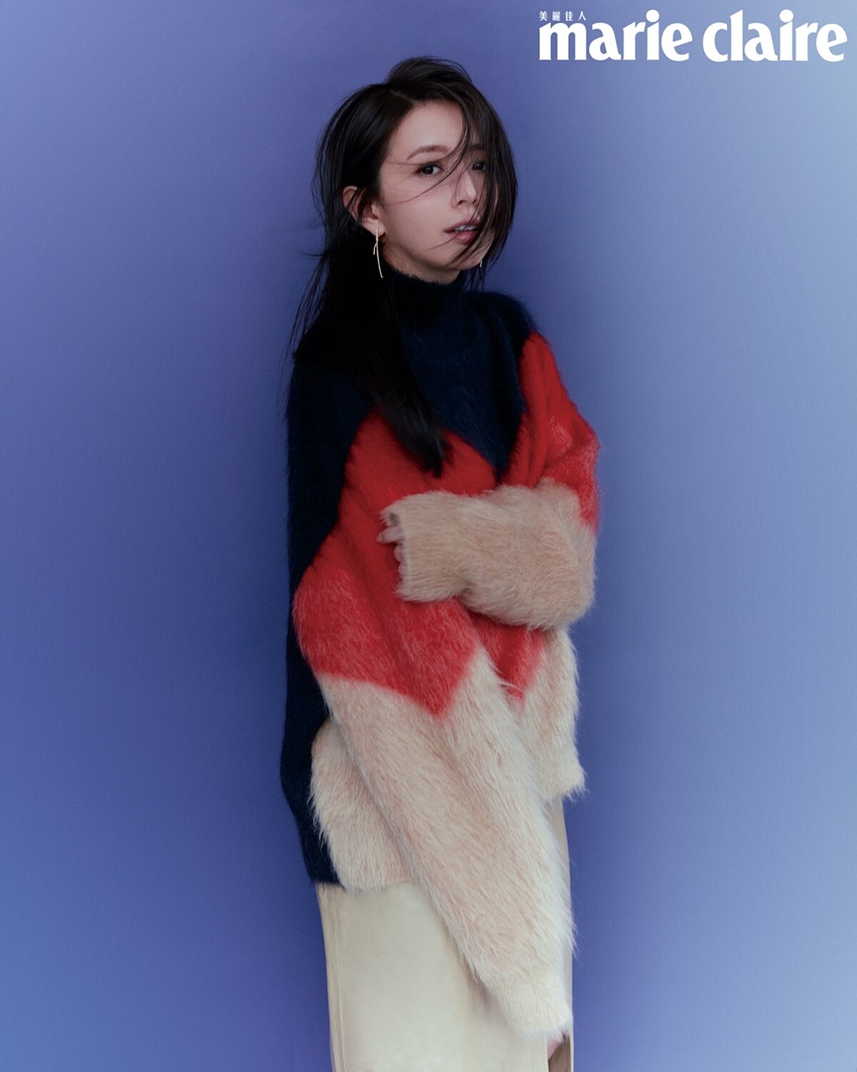 寬鬆針織毛衣、米色裙裝，Bottega Veneta；18K金長版鑲鑽耳環，Tiffany & Co.。