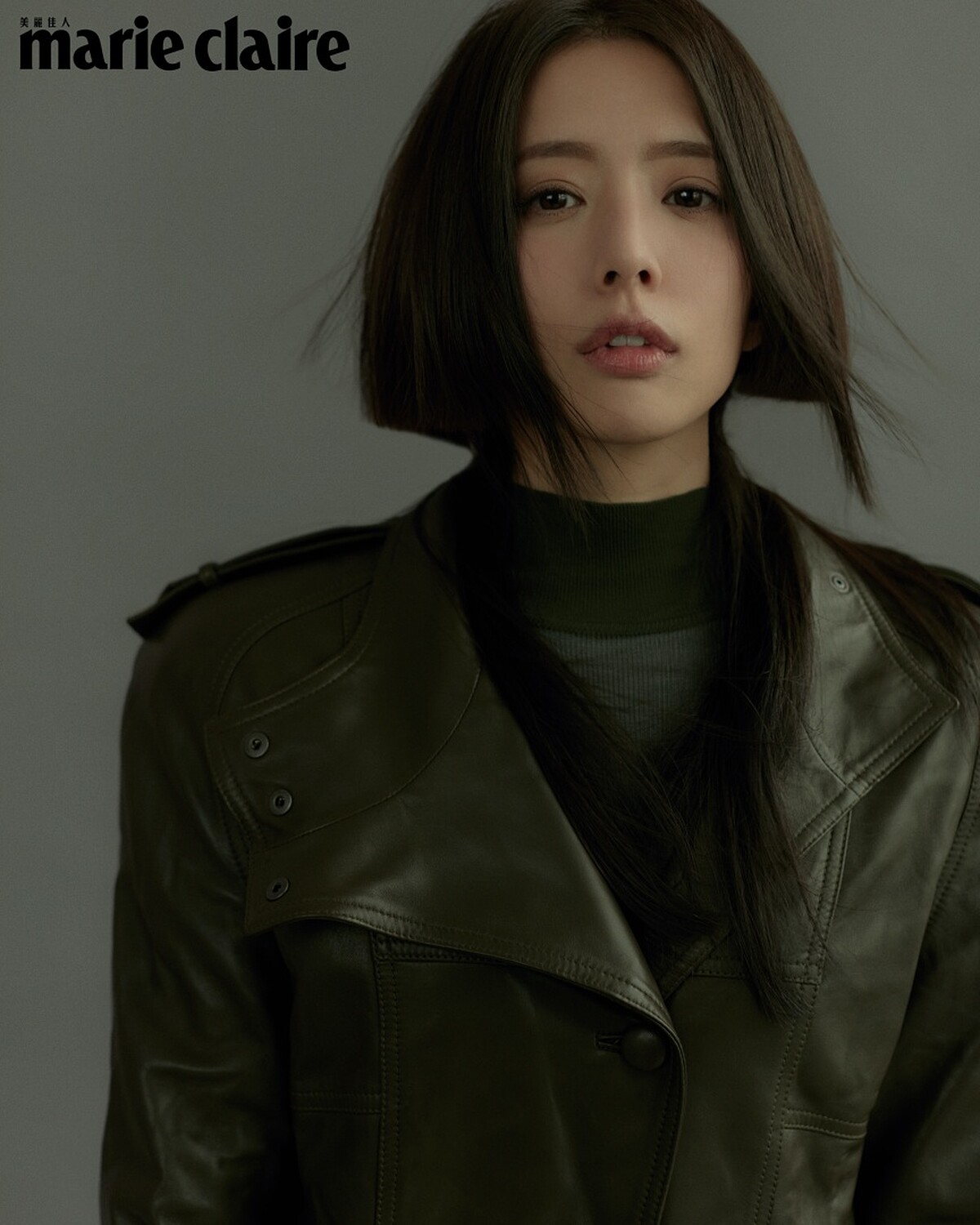 綠色長版大衣、黑色透膚高領上衣，both by Saint Laurent。