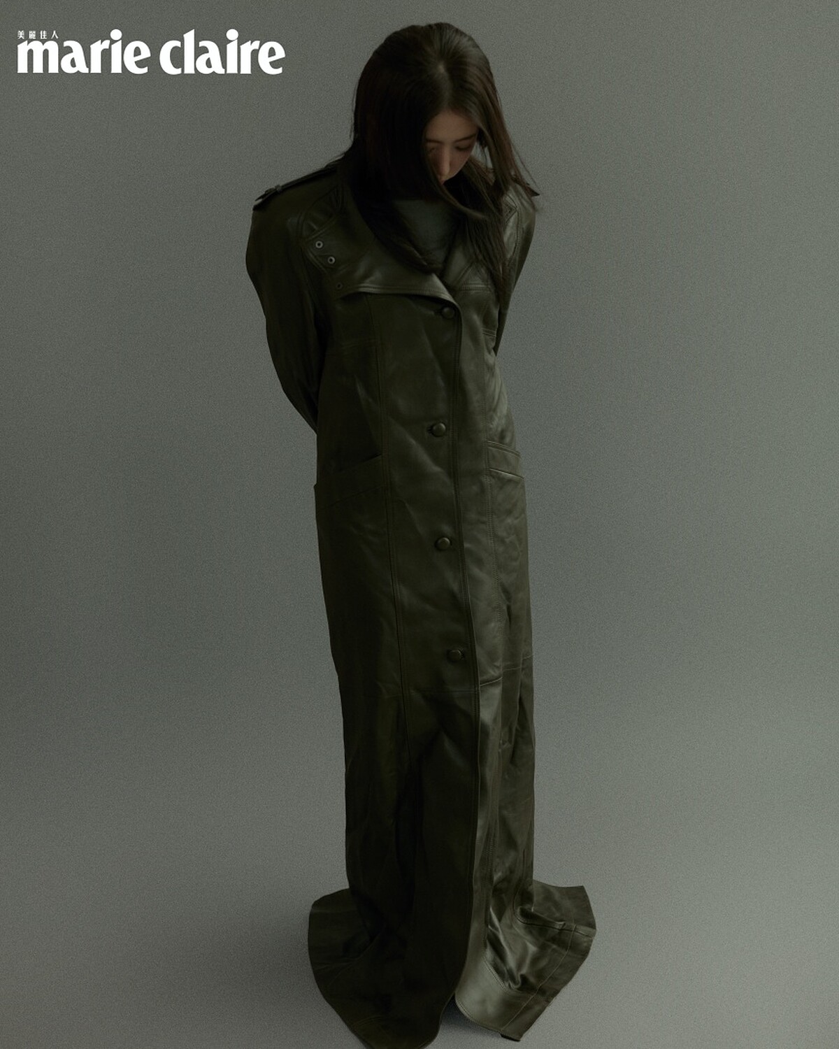 綠色長版大衣、黑色透膚高領上衣，both by Saint Laurent。