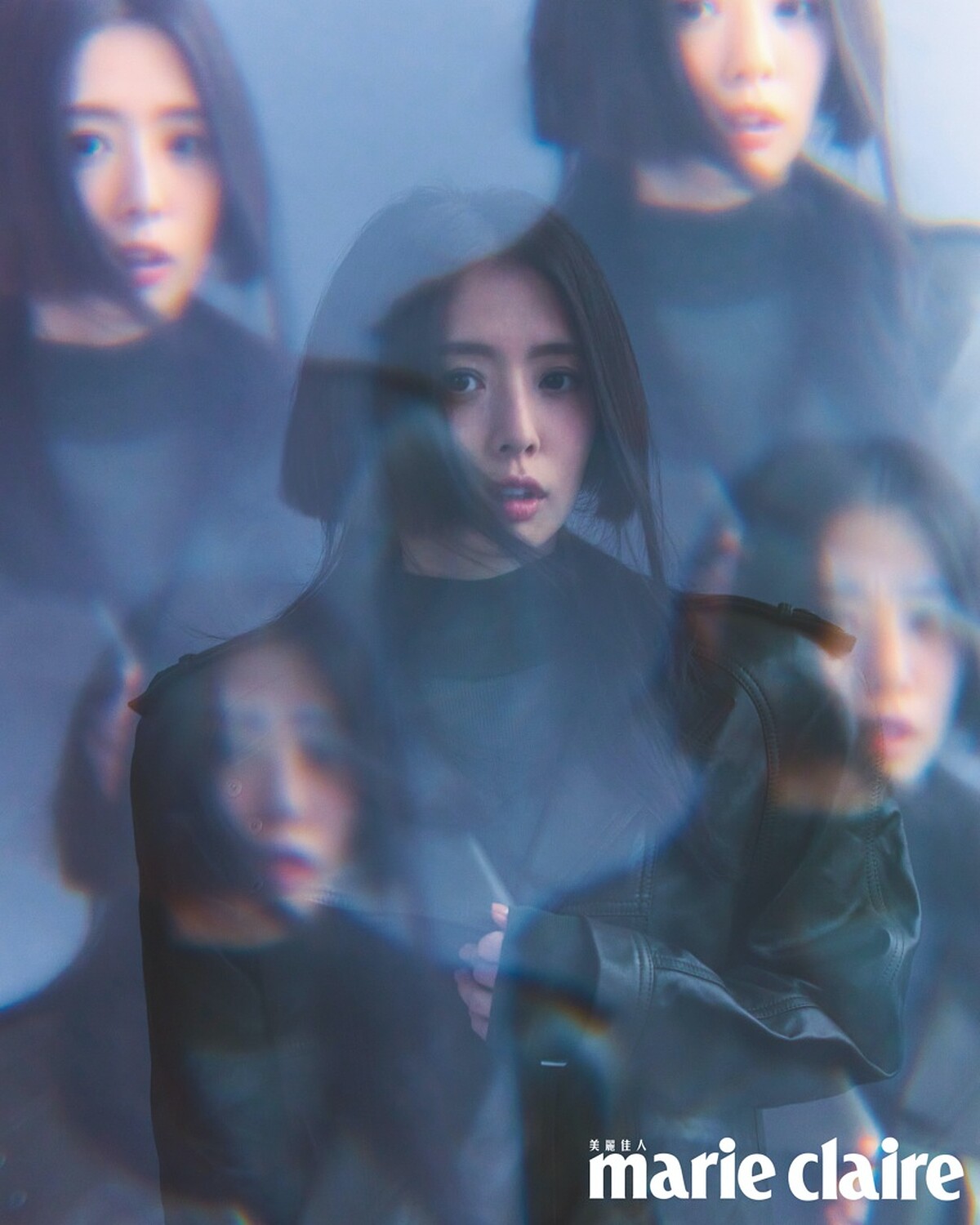 綠色長版大衣、黑色透膚高領上衣，both by Saint Laurent。