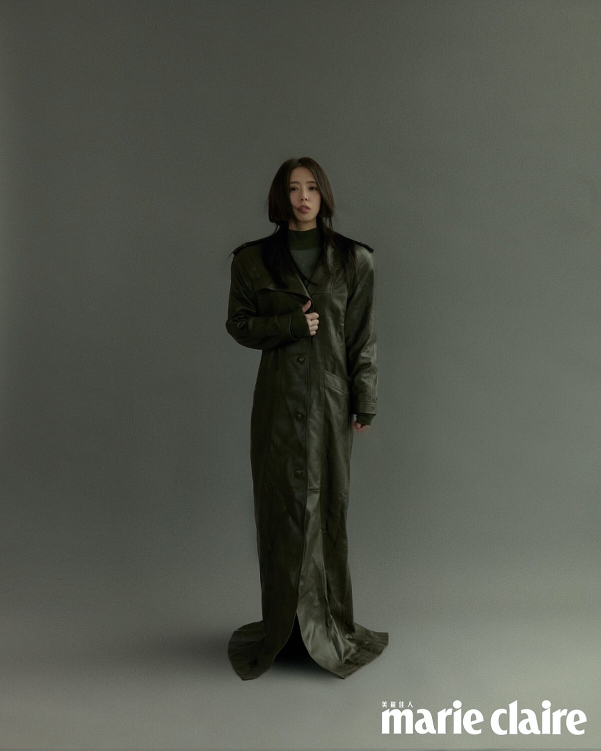 綠色長版大衣、黑色透膚高領上衣，both by Saint Laurent。