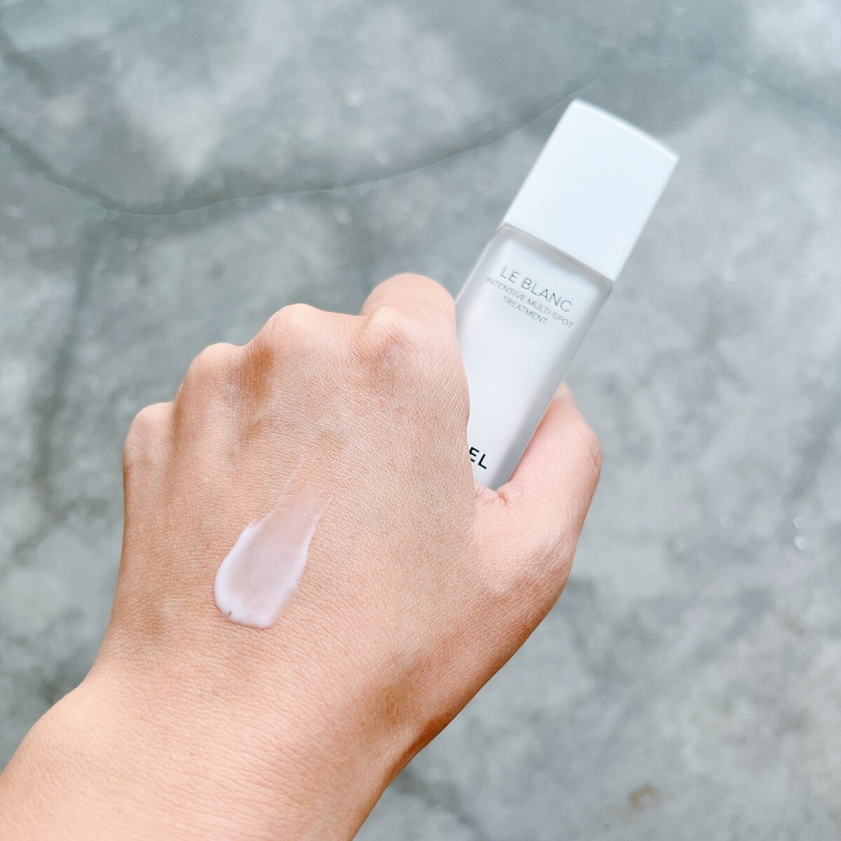 香奈兒珍珠光感淨白淡斑精萃質地。