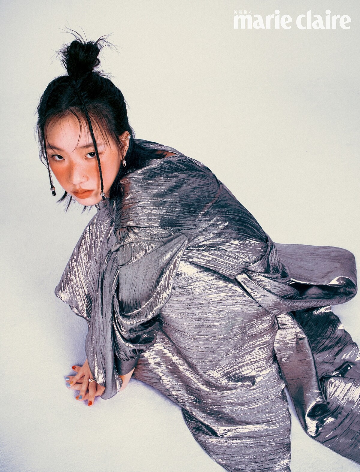 銀色泡泡袖連衣裙，Gucci。Fine Links 耳環、耳骨夾、戒指，all by TASAKI。