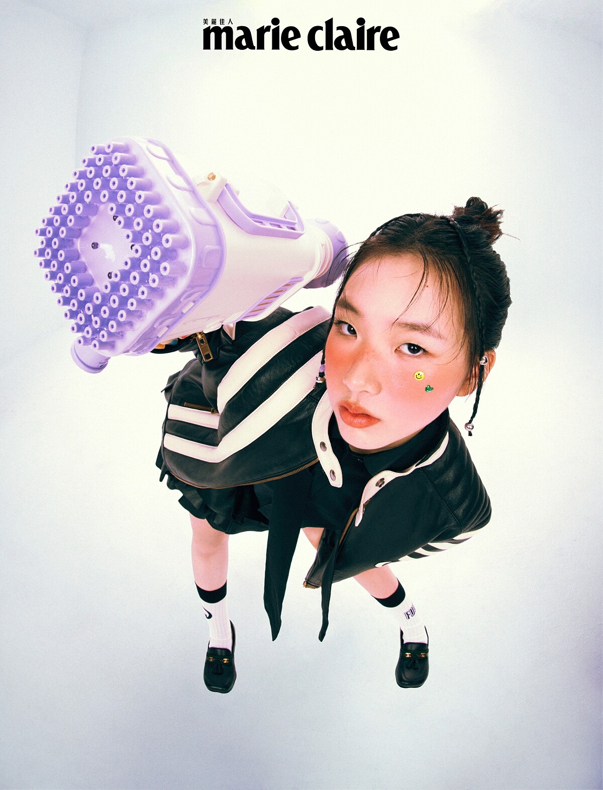 黑白色立領羊皮拉鍊夾克、黑色長袖短版襯衫、黑色法式荷葉邊短裙、白色棉襪、低跟皮鞋，all by Gucci。