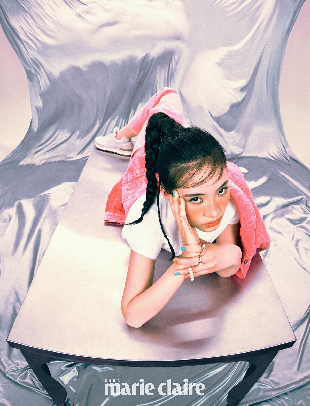 白色鋪棉短版上衣，Loewe；粉紅色牛仔夾克、牛仔褲，both by MSGM；白色仿舊納帕皮革運動鞋，New Balance X Miu Miu。Danger 項鍊、Danger Claw 耳骨夾、Fine Links 項鍊、耳骨夾、戒指、Balance Signature 戒指，all by TASAKI。