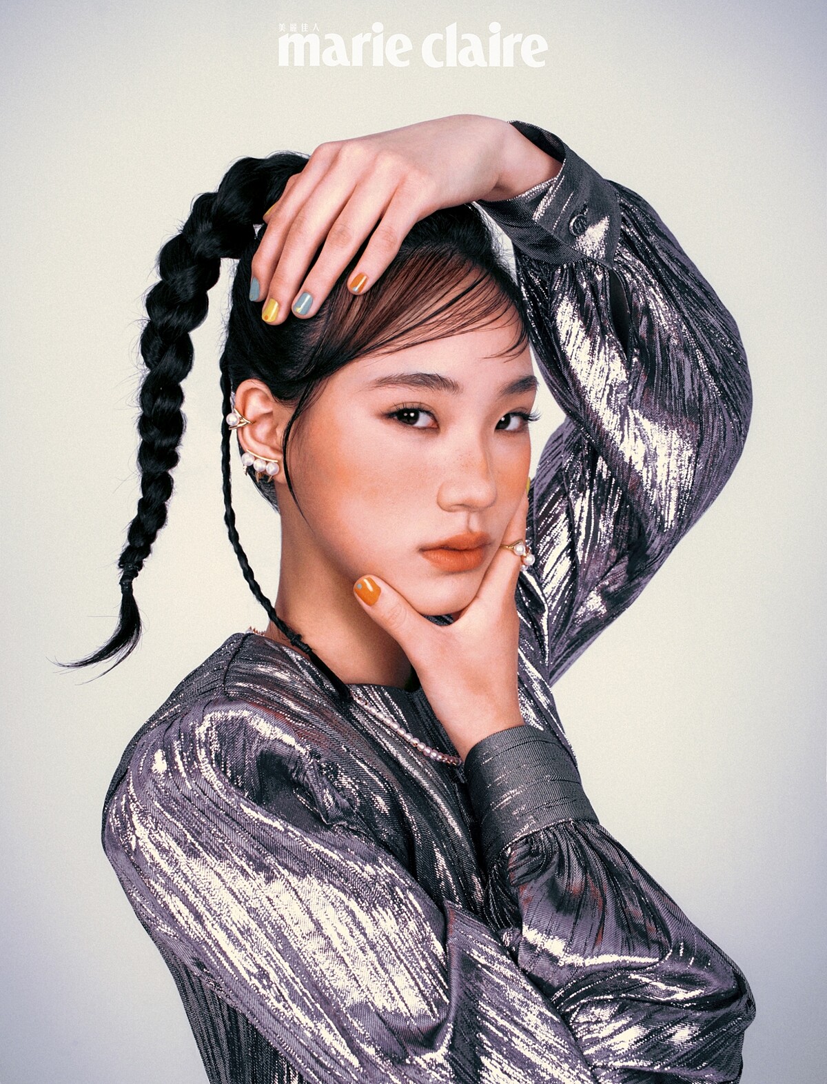 銀色泡泡袖連衣裙，Gucci。Danger 項鍊、Danger Fang 耳環、Danger Claw 耳骨夾、戒指，both by TASAKI。