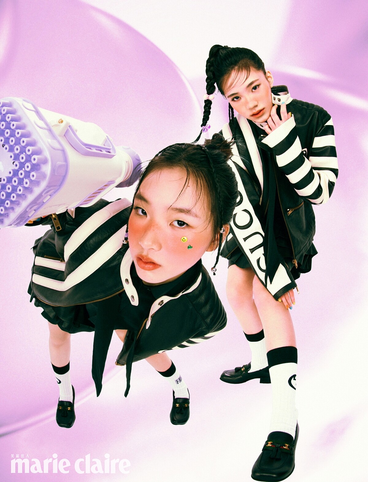 黑白色立領羊皮拉鍊夾克、黑色長袖短版襯衫、黑色法式荷葉邊短裙、白色棉襪、低跟皮鞋，all by Gucci。