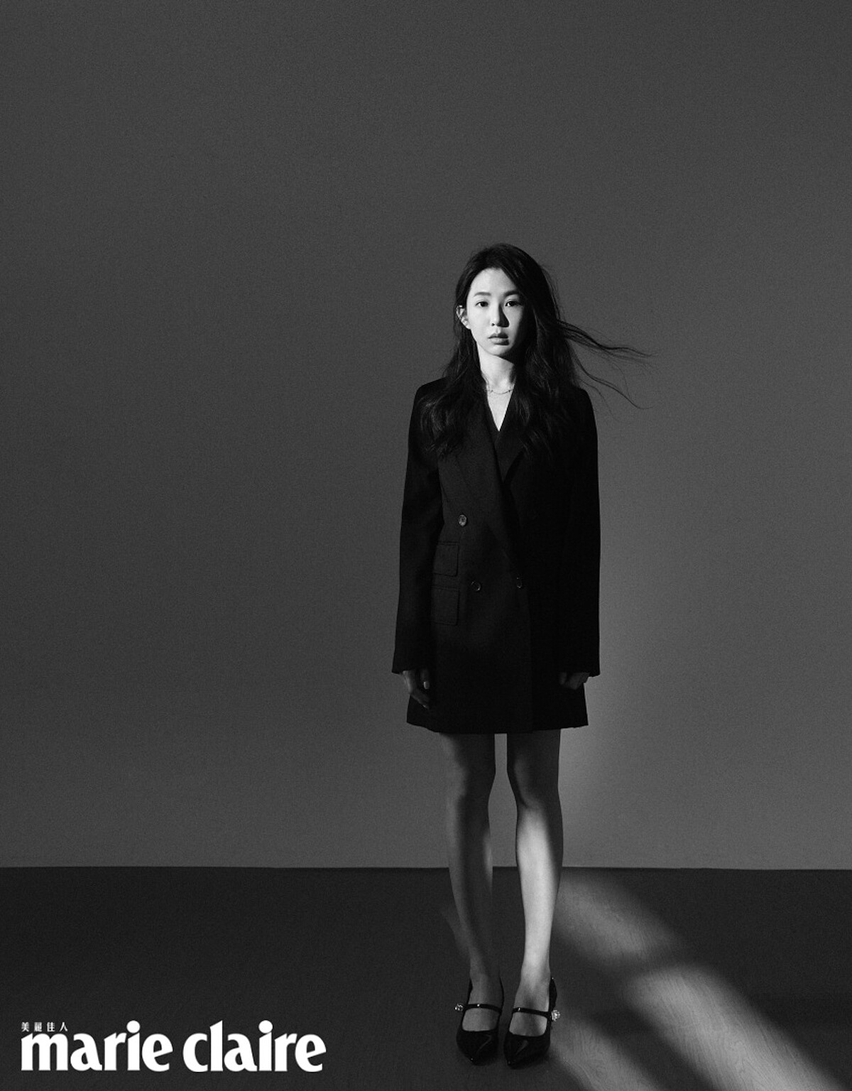 黑色羊毛西裝外套，Max Mara；黑色漆皮尖頭跟鞋，18K金鑲鑽項鍊，Tiffany & Co.。