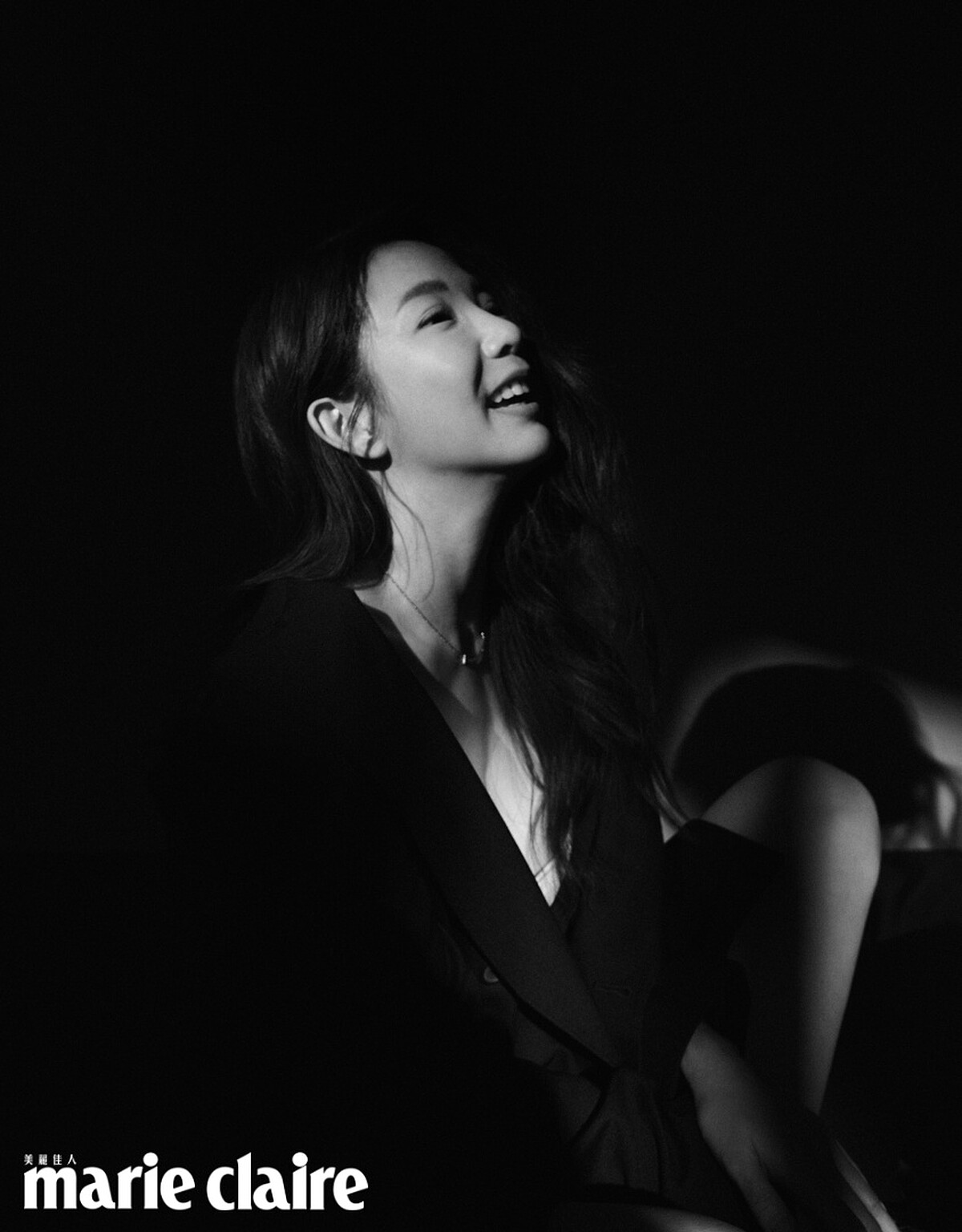 黑色羊毛西裝外套，Max Mara；18K金鑲鑽項鍊，Tiffany & Co.。