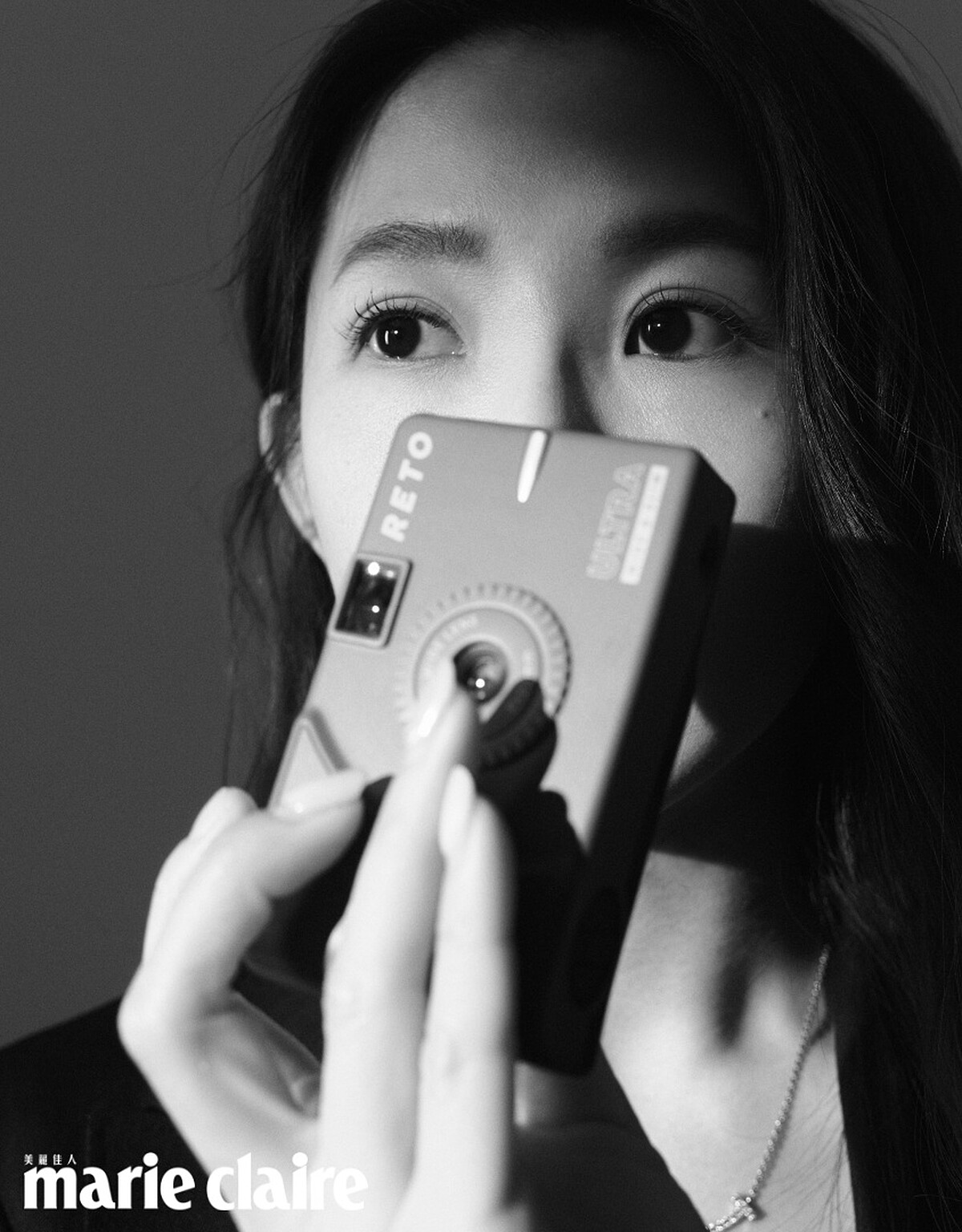 黑色羊毛西裝外套，Max Mara；18K金鑲鑽項鍊，Tiffany & Co.。