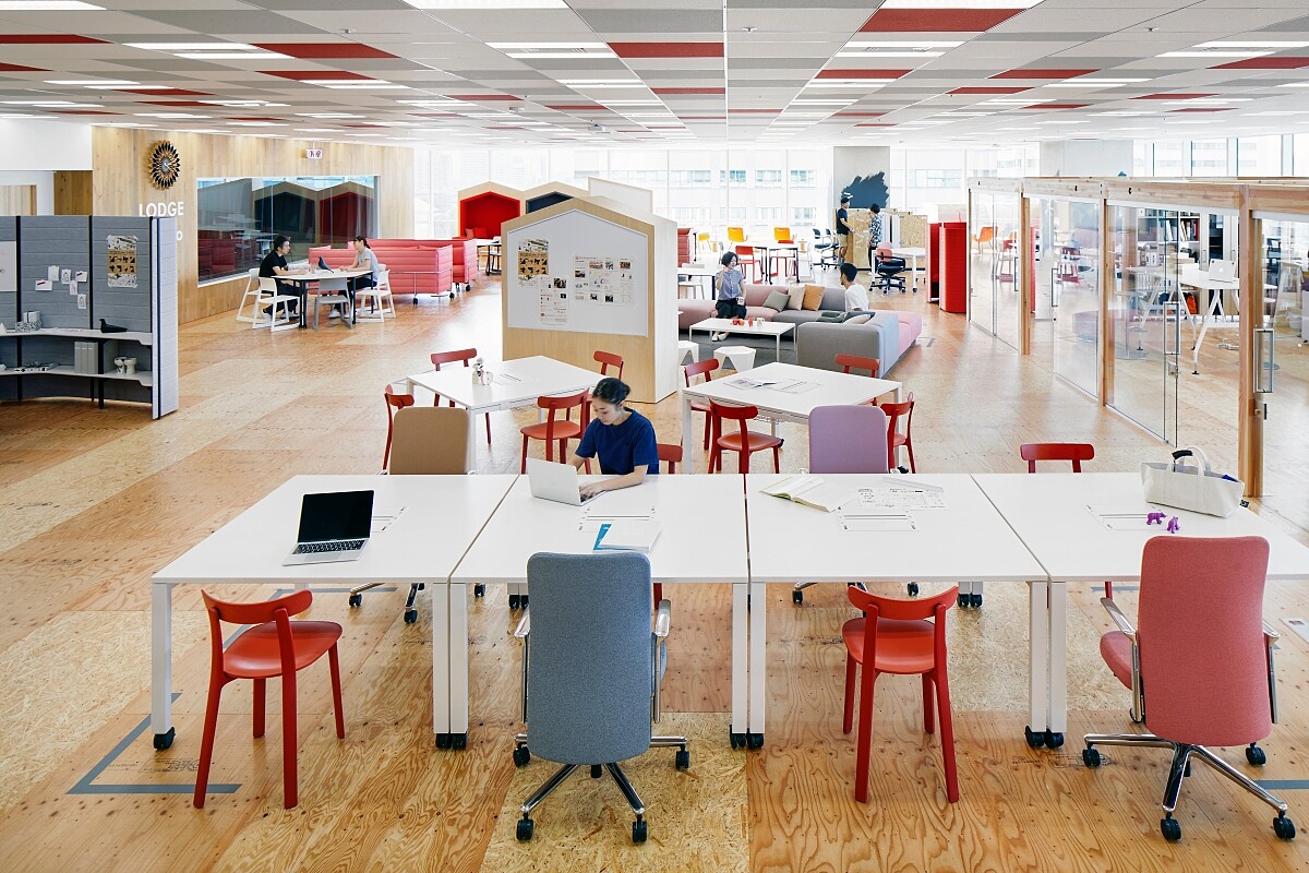 日本Yahoo辦公室，用設計傢俱創造活潑鮮明的空間氛圍。