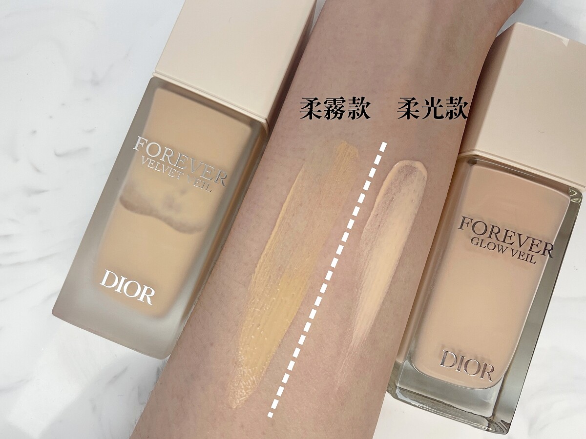 兩款一開始皆為水潤質感，推開後柔霧款會轉化為柔焦質地的妝效。