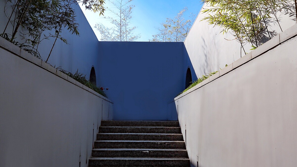 沿著石階方能抵達