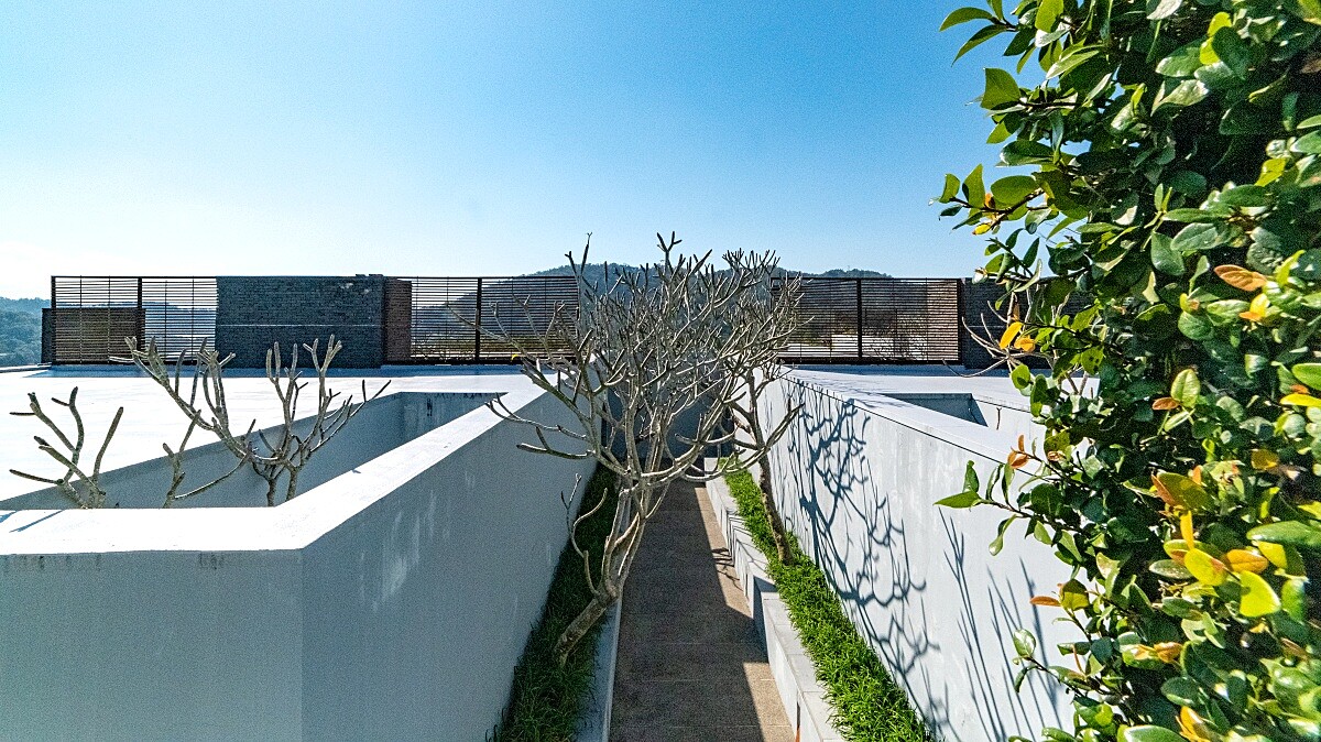 「庭園別墅」具有高度隱密性，房外四周都是高牆、高樹遮蔽