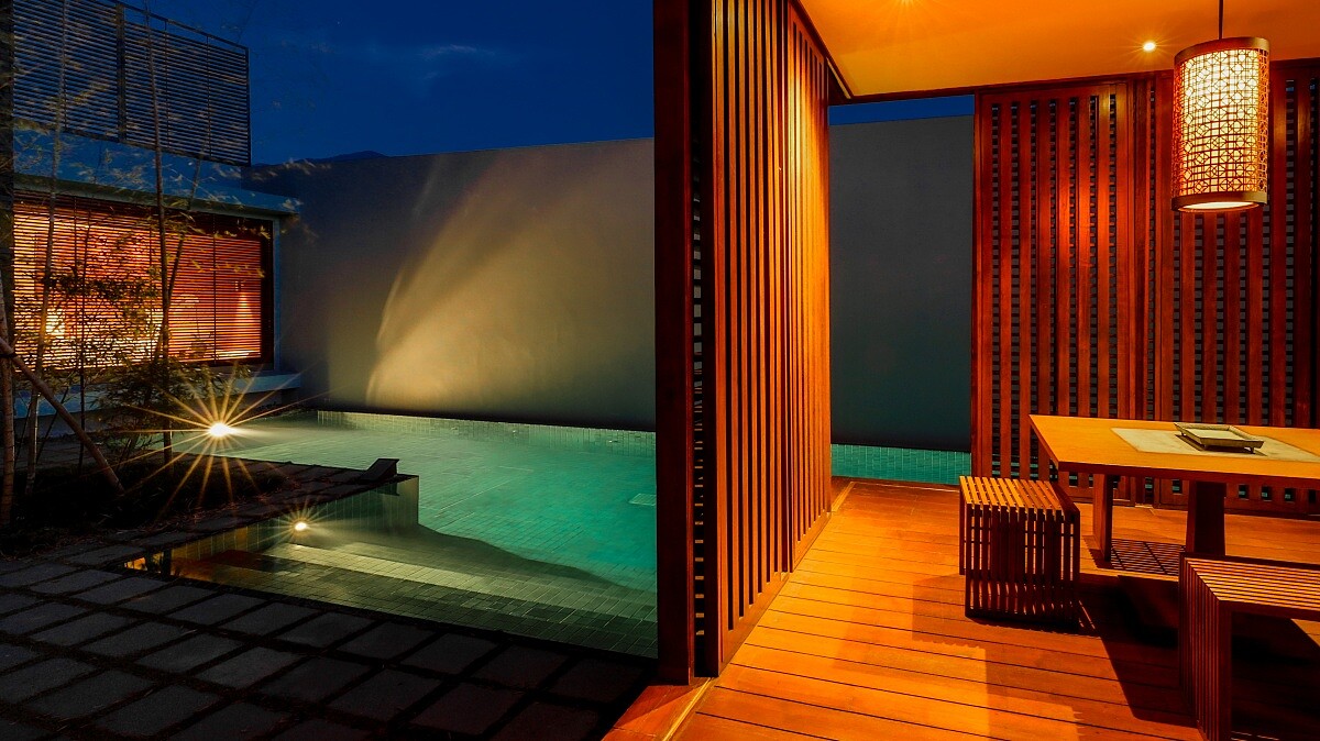 入夜後的私人泳池