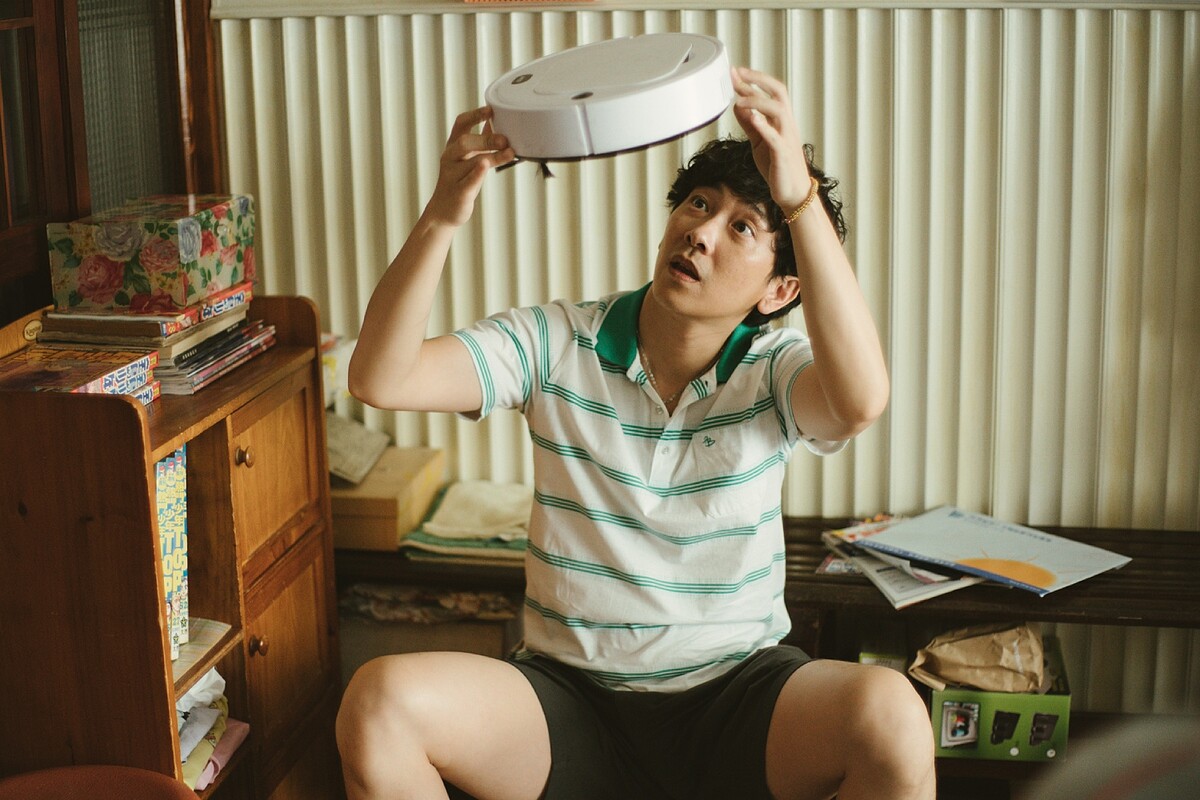 《本日公休》施名帥飾演兒子阿男，一心想創業發大財