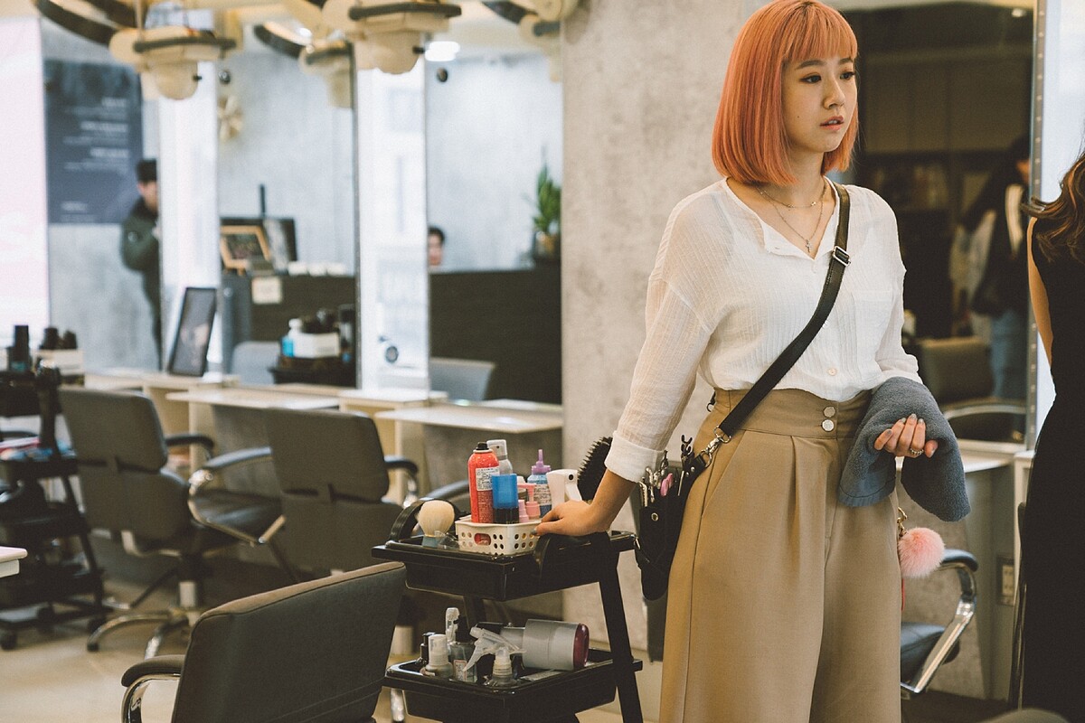 《本日公休》方志友飾演小女兒阿玲，在台中連鎖髮廊當理髮師