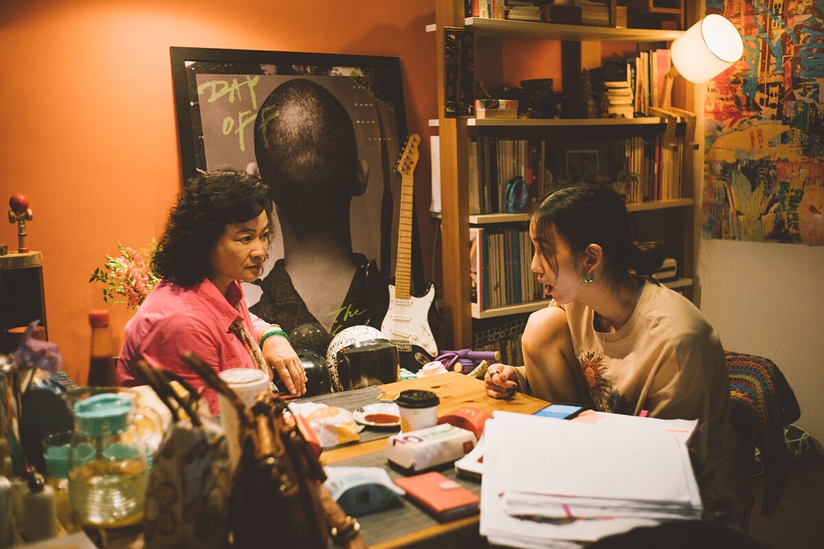 《本日公休》陸小芬(左)飾演在台中開理髮店的媽媽，上台北找女兒陳庭妮，叫女兒要省錢買房子