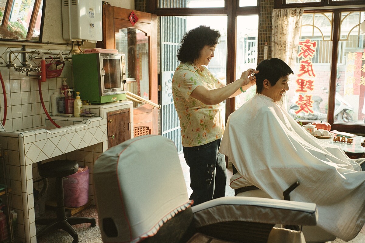 《本日公休》陸小芬(左)幫前女婿傅孟柏剪髮，互相關心彼此近況