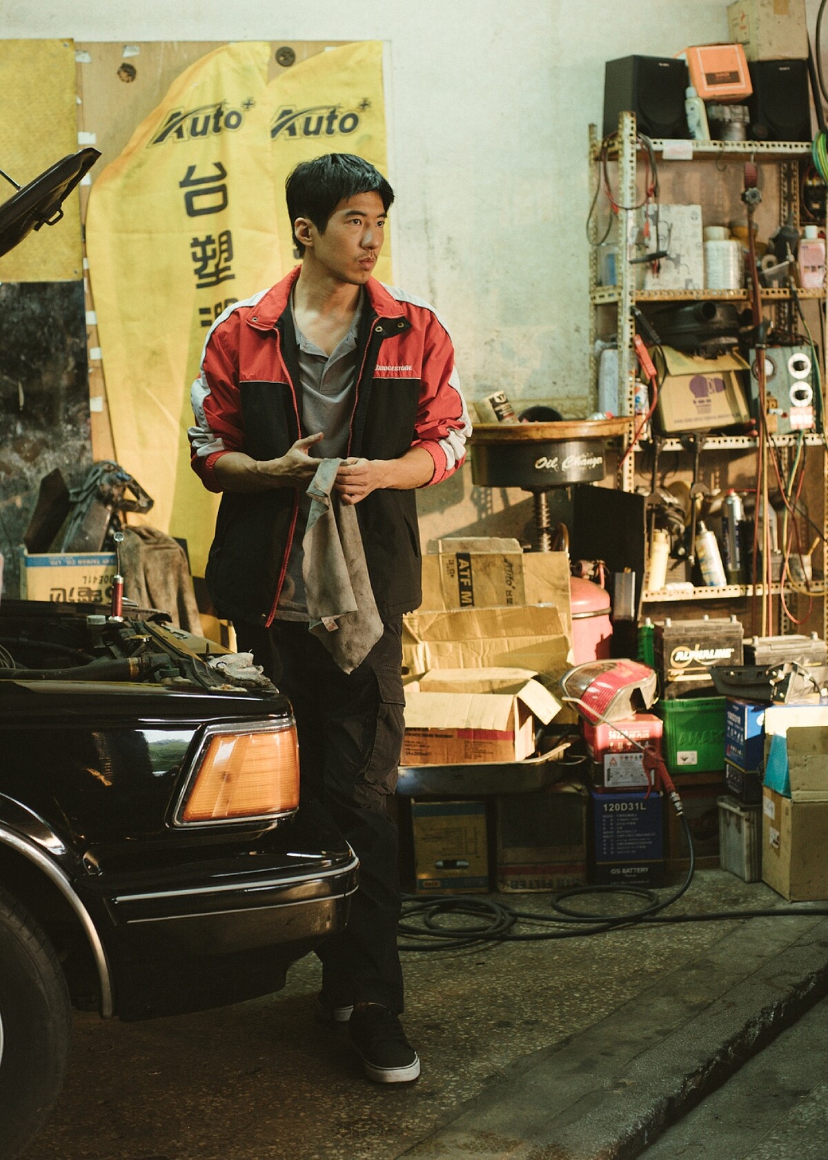 《本日公休》傅孟柏演黑手，本身就懂車，熟悉拆卸輪胎、修水箱