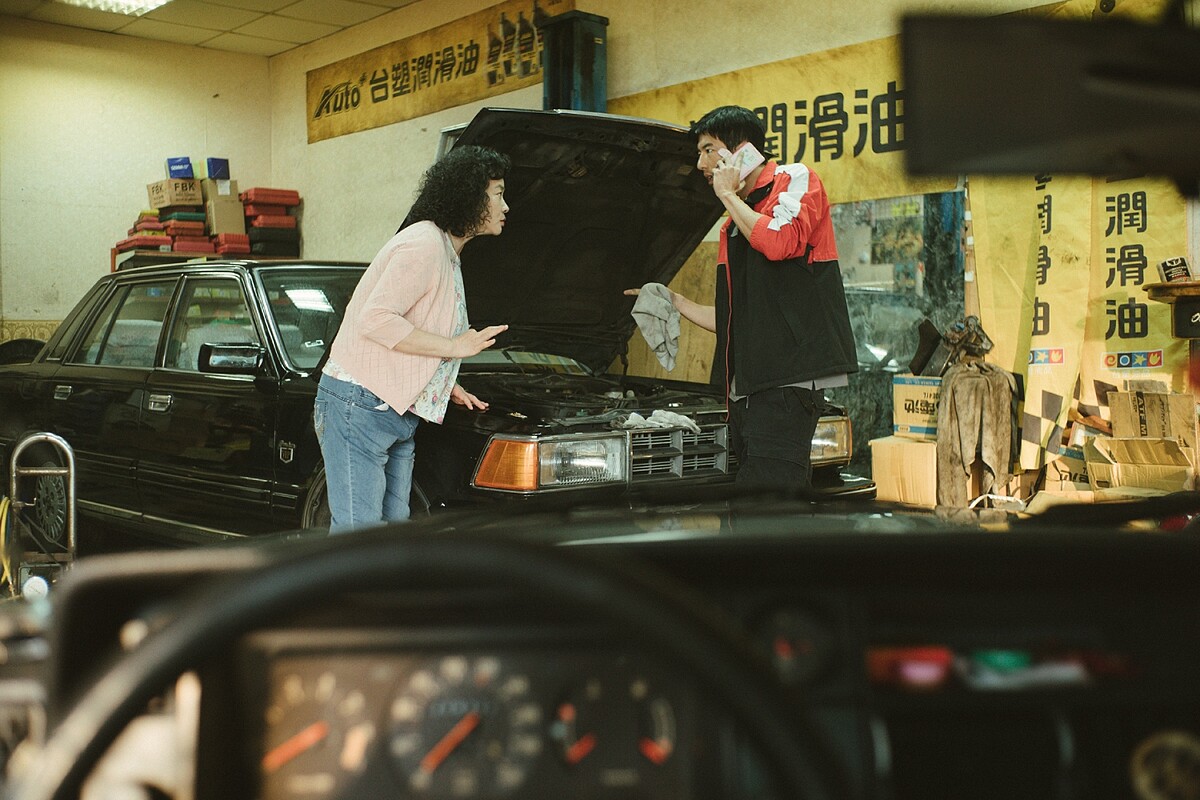 《本日公休》傅孟柏(左)幫丈母娘陸小芬修車，陸小芬要出遠門幫客人剪髮