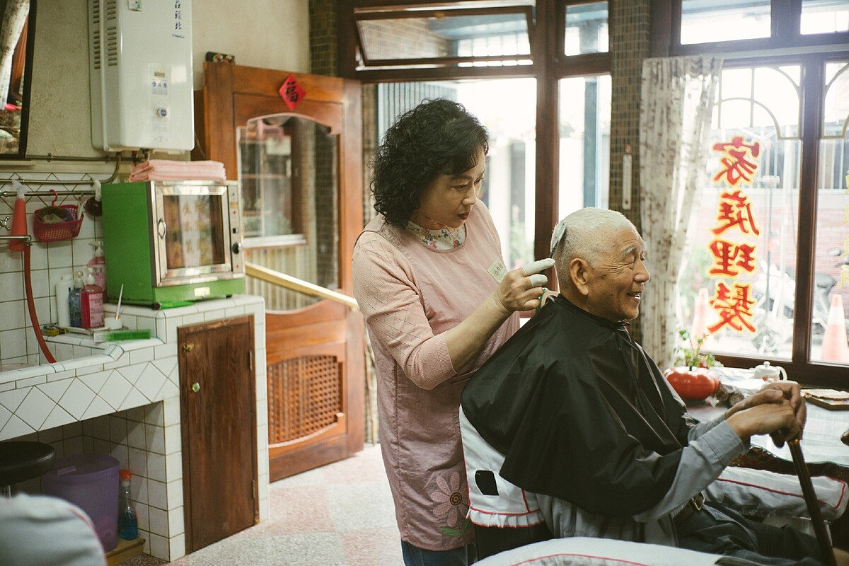 《本日公休》陸小芬飾演家庭理髮廳阿姨阿蕊，為老客人染黑髮