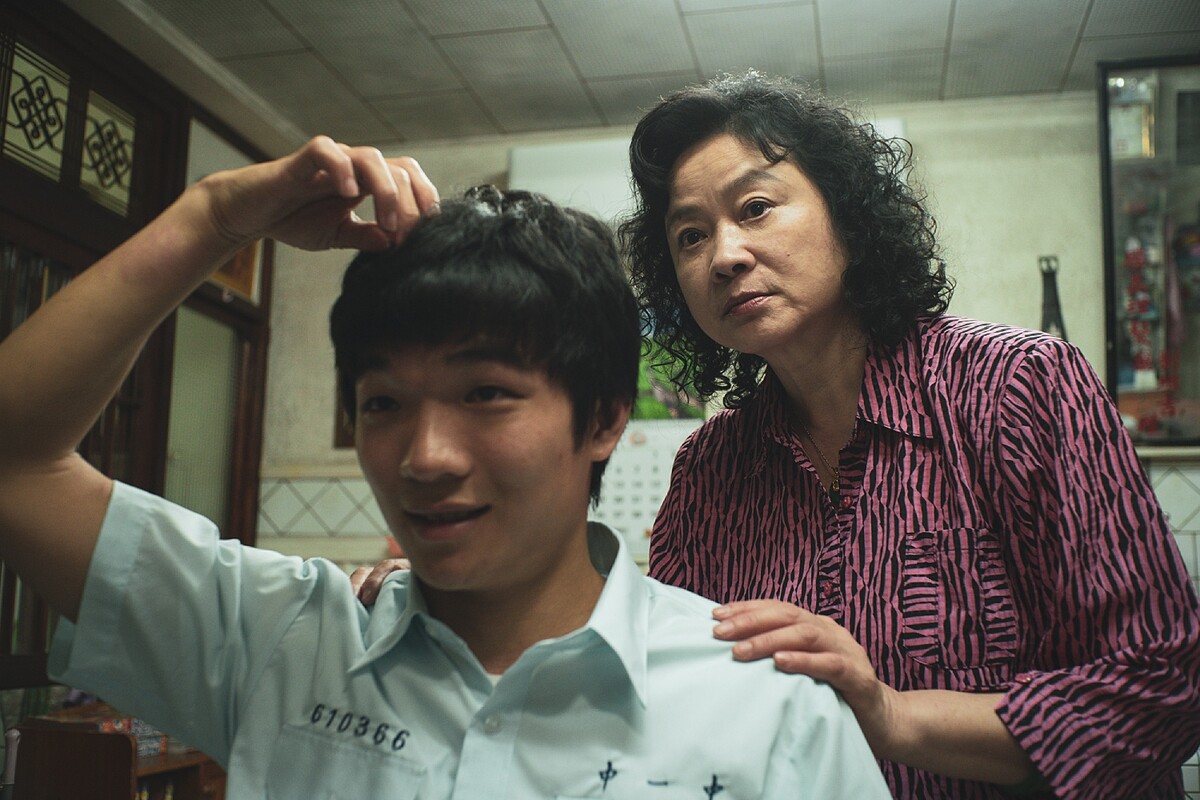 《本日公休》胡智強演高中生，請理髮阿姨陸小芬剪流行的瀏海蓋住眼睛髮型
