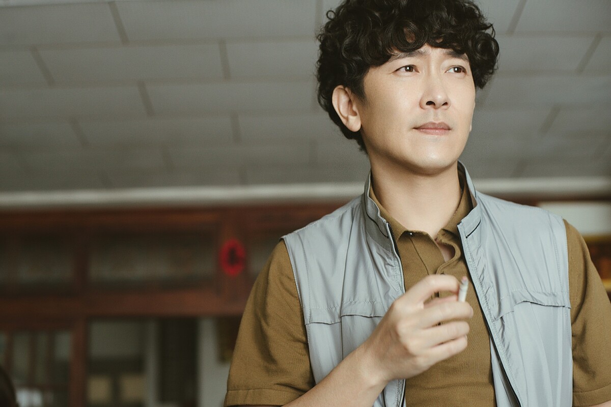 電影《本日公休》施名帥飾演大兒子魯蛇哥哥阿男，為戲戴上一頭捲捲髮