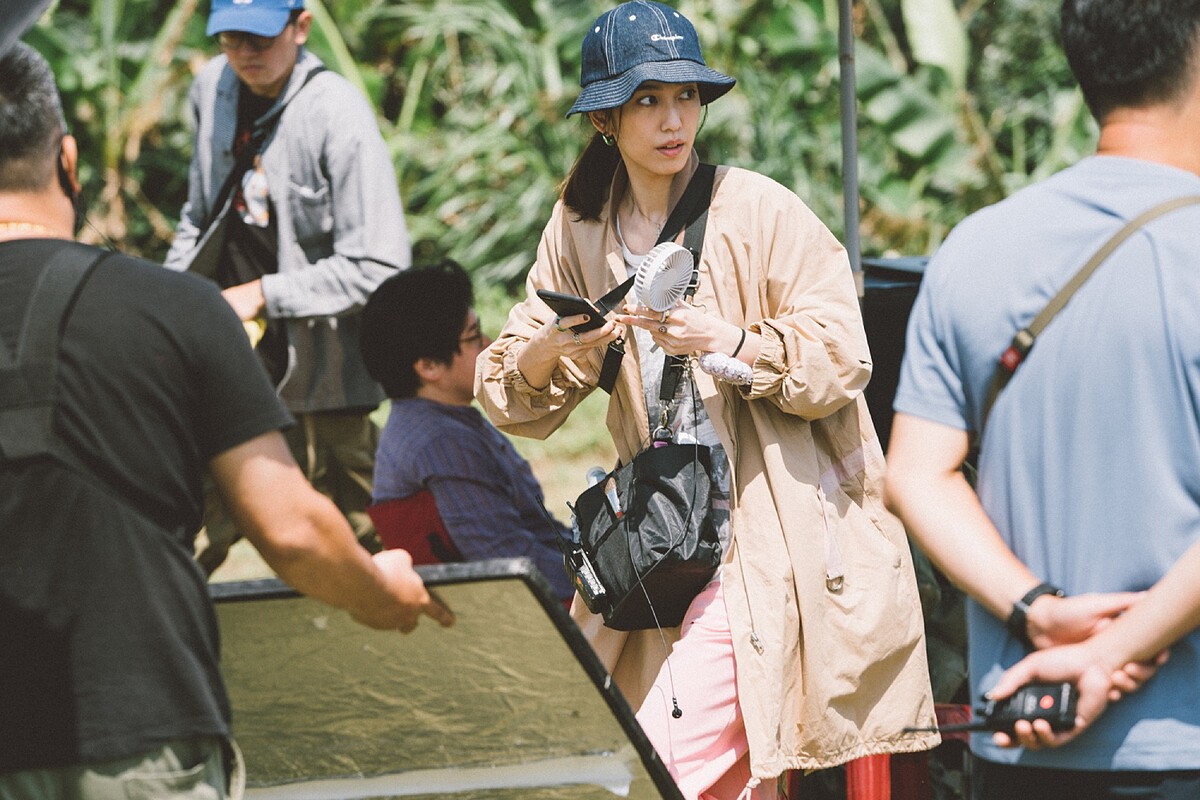 《本日公休》二女兒陳庭妮飾演北漂打拼的藝人造型師阿欣，演造型師超上手