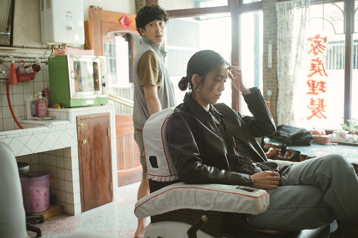 電影《本日公休》兄妹施名帥、陳庭妮找不到媽媽陸小芬，彼此互懟不關心媽媽