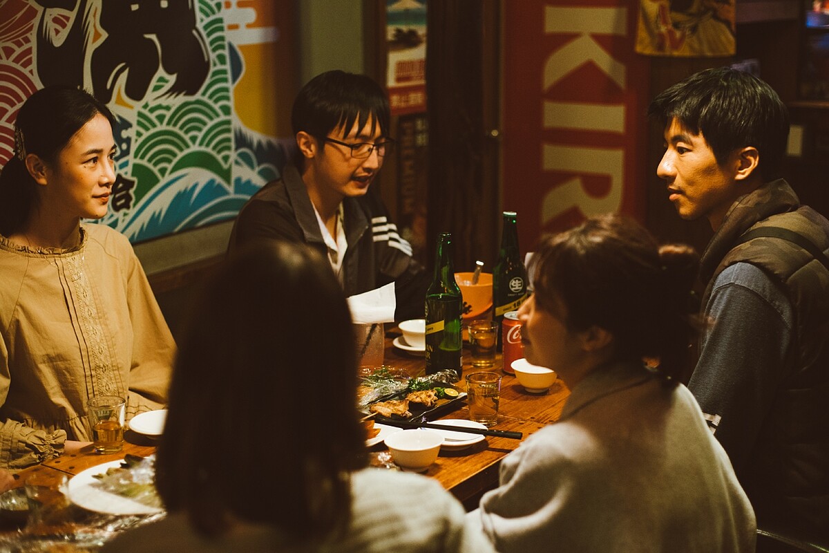 電影《本日公休》千千(左)飾演賣馬桶的小婷與修車黑手的傅孟柏，在朋友介紹下吃飯相親