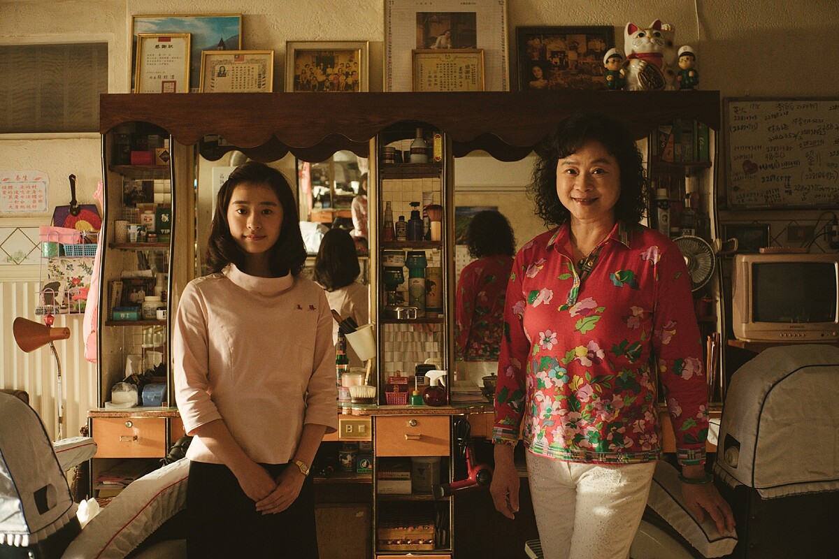 影《本日公休》新銳演員許莉廷(左)飾演年輕版的理髮阿姨陸小芬(右)