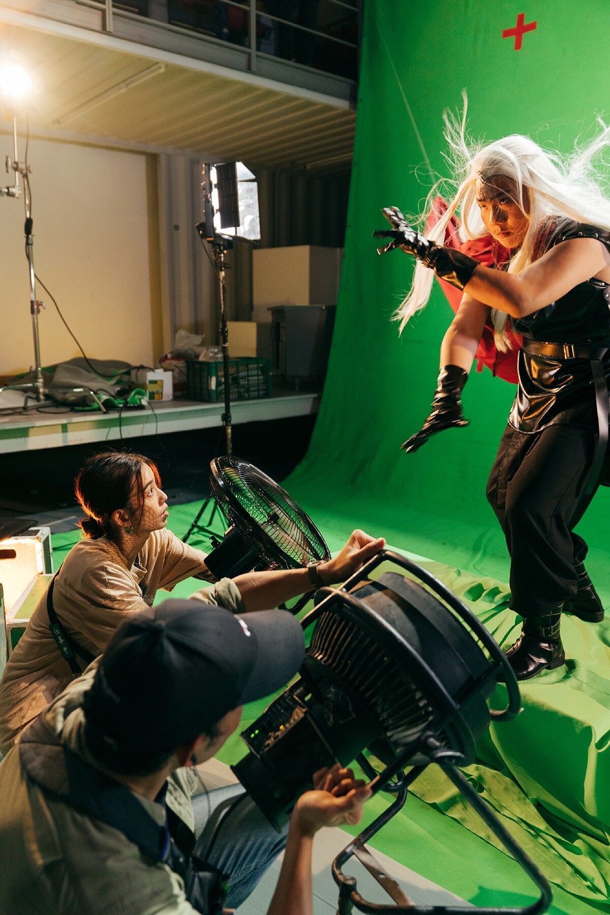 《本日公休》陳庭妮蹲下用電風扇讓大明星阿翰的假髮飛揚