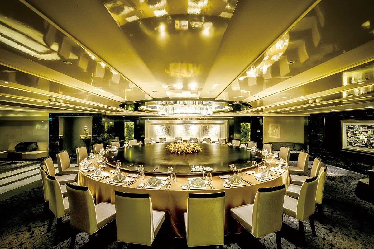 空間上展現會館的氣派與尊榮，全會館均採包廂預約制低調奢華，很適合親友聚餐、宴客、喜宴、彌月等，讓賓客能在隱密寬敞的包廂中享用頂級食材。