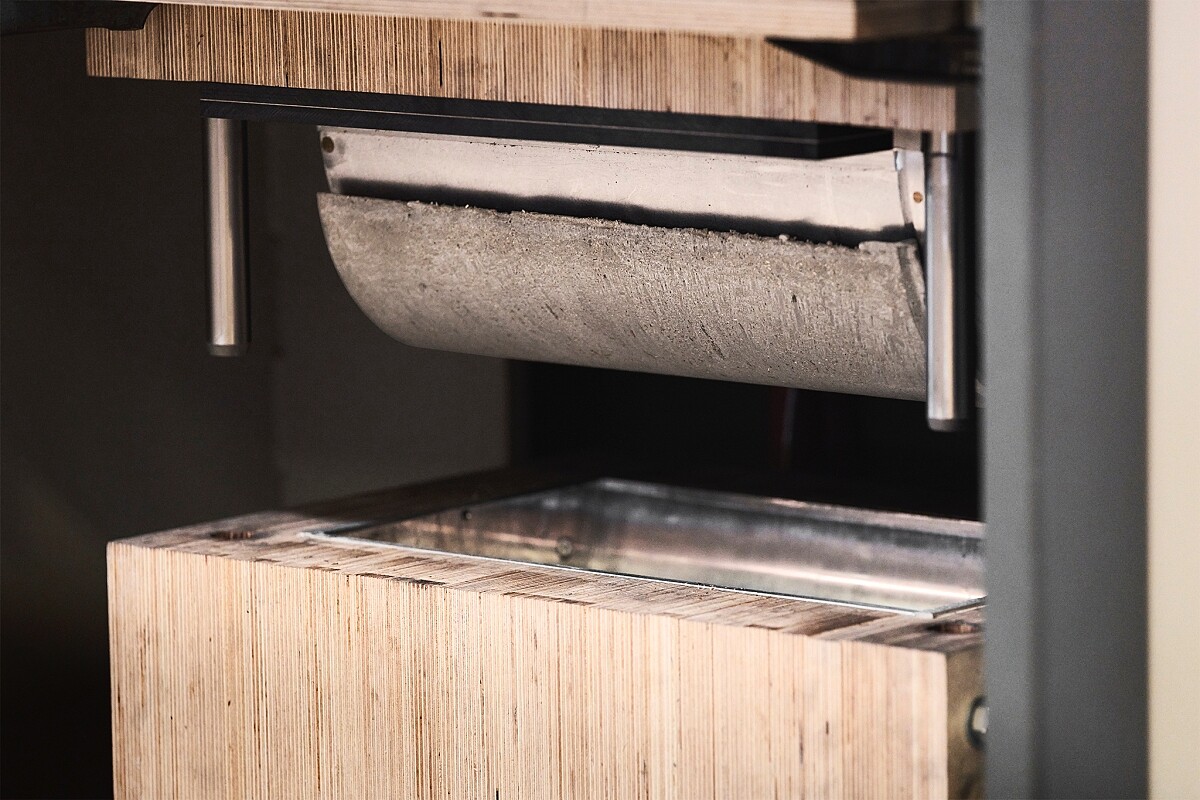 塑料融合木頭纖維轉化，再以壓製成型為 Vipp Bin筒身的主體。