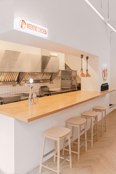 結合開放式廚房與吧台用餐區。