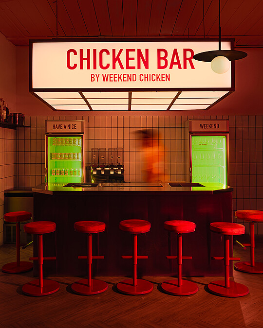 全新概念「雞吧 CHICKEN BAR」位於二樓空間。