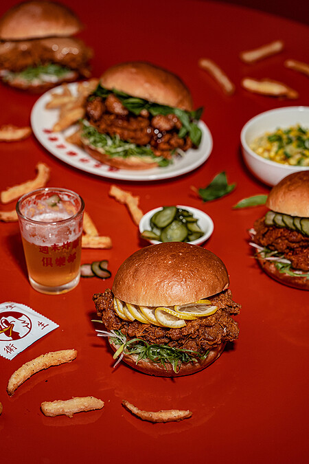另項招牌餐點「台式炸雞堡」。