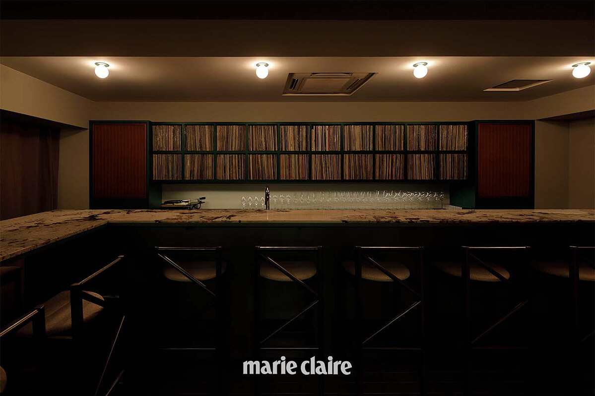 極簡的酒吧空間設計，椅背更是特地訂製，有明顯的「M」字樣 。